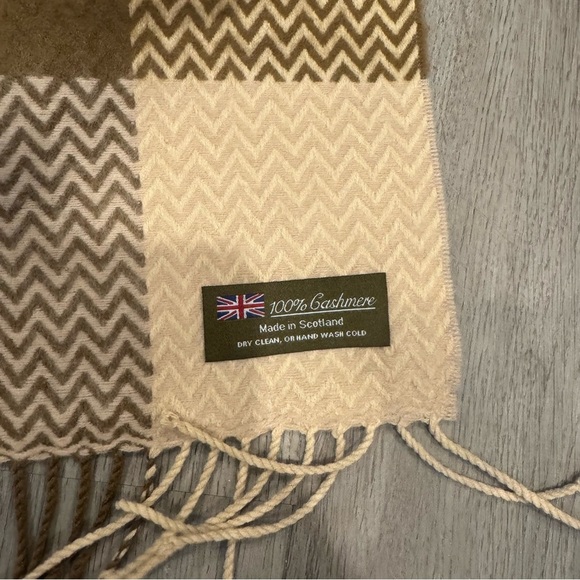 100% Cashmere Scarf w/ Fringe, Neutral/Brown Check, Herringbone Pattern Scotland - Picture 3 of 4